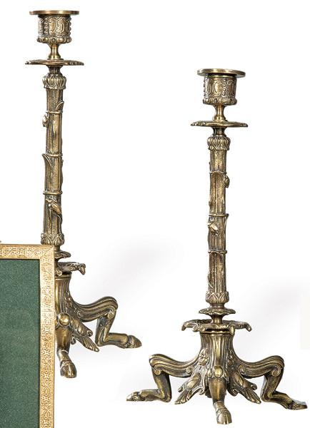  Pareja de candeleros de bronce dorado estilo Napoleon III, Francia ff. S. XIX pp. S. XX.