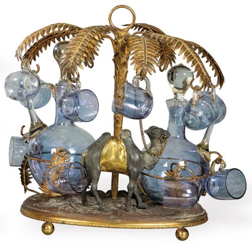  Licorera de metal patinado y dorado en forma de camello y palmera h. 1900.