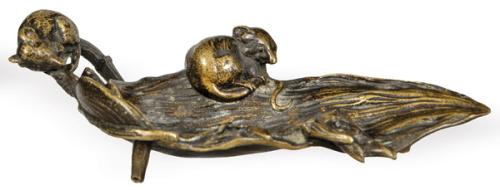  Vacia-bolsillos Art Nouveau de bronce patinado, Francia h. 1900.