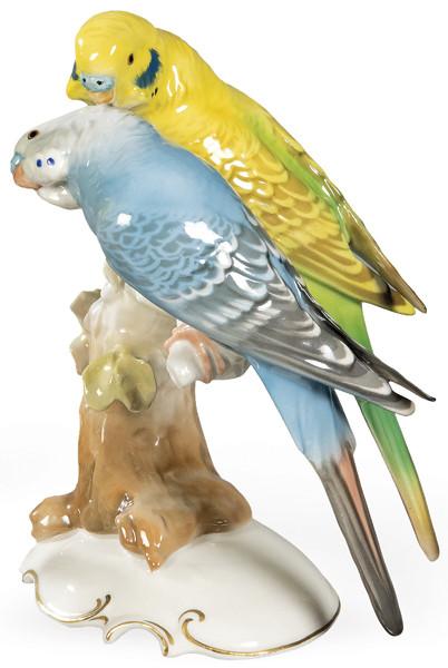  Pareja de figuras de periquitos sobre rama de árbol en porcelana moldeada, pintada y esmaltada de Selb, y firma del artista, K. Tutter.