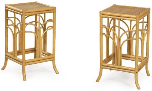  Pareja de taburetes con estructura de bambú y asiento de ratán trenzado.