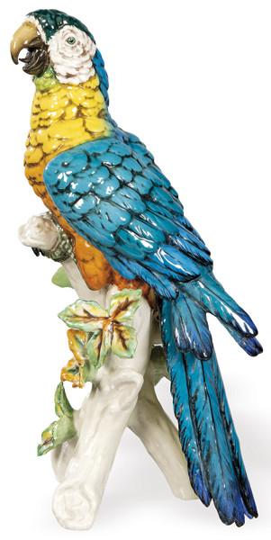 Figura de loro sobre tronco de arbol con hojas en porcelana modelada, pintada y esmaltada de Salvador Mallol. 
