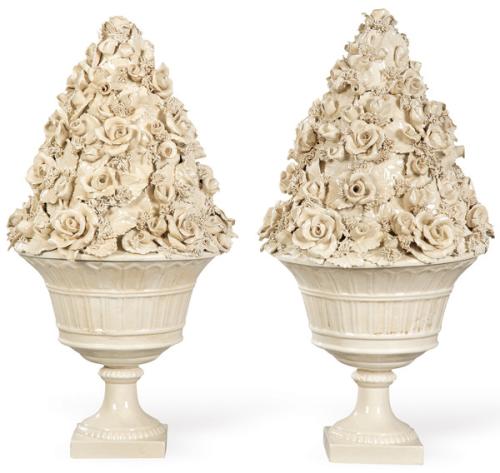  Pareja de centros de mesa en forma de copas con flores y hojas en cerámica esmaltada de Bassano.