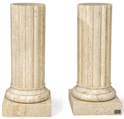  Pareja de columnas-peanas clásicas en mármol.
