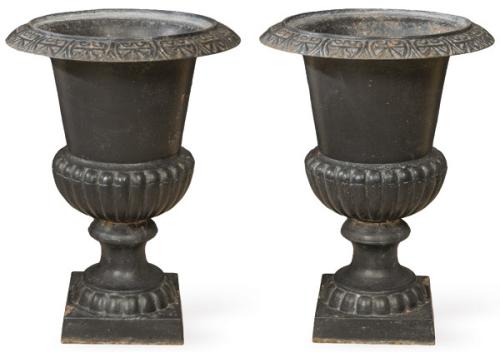  Pareja de copas abocinadas de hierro colado para jardín.
