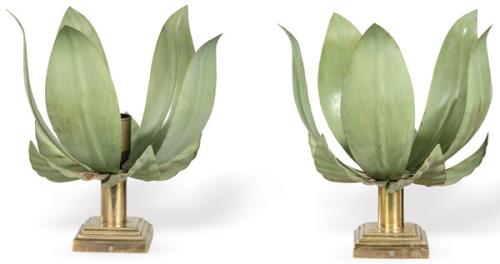  Pareja de lámparas con estructura en metal dorado sobre base cuadrada, con fuste cilíndrico y pantalla escultórica formada por hojas metálicas pintadas en verde.