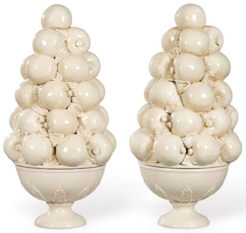  Pareja de centros de mesa en forma de copas con frutas en cerámica esmaltada en blanco de Bassano.