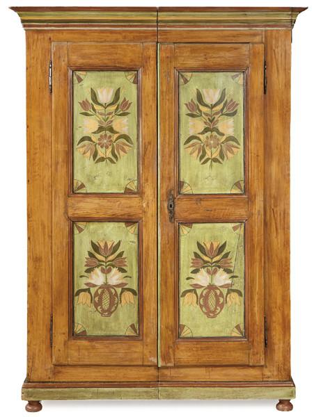  Armario de boda para ropa blanca en madera de pino, rematado por amplia cornisa moldurada, sobre dos puertas abatibles con cuarterones pintados con motivos vegetales. Faltas.