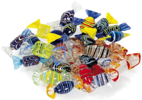  24 caramelos de cristal de Murano de diversos colores.