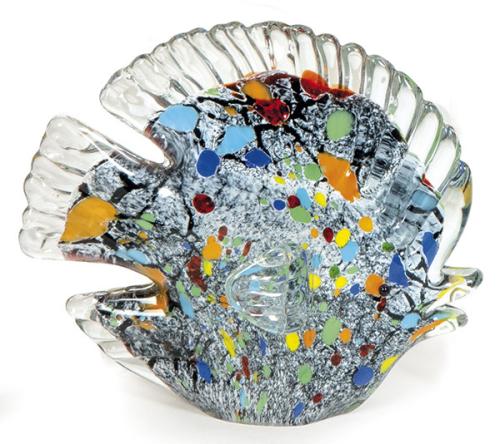 Pez de cristal de Murano con fondo blanco y varios colores.