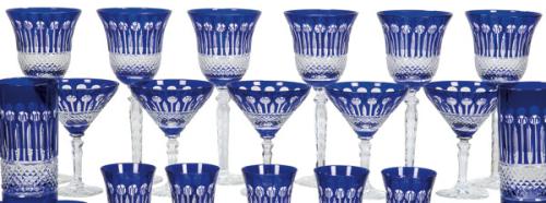  Juego de seis copas de cristal de Bohemia tallado y parcialmente esmaltado en azul cobalto.
