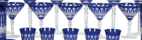  Seis copas de coctel de cristal de Bohemia tallado y parcialmente esmaltado en azul cobalto.