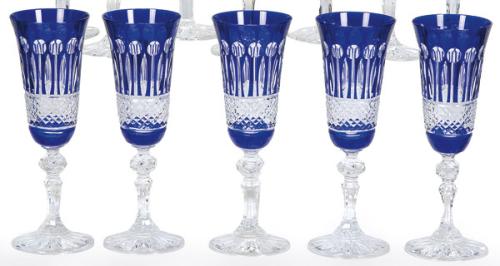  Seis copas de champán de cristal de Bohemia tallado y parcialmente esmaltado en azul cobalto.