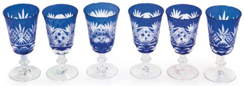  Seis copas de licor de cristal de Bohemia tallado y parcialmente esmaltado en azul cobalto.