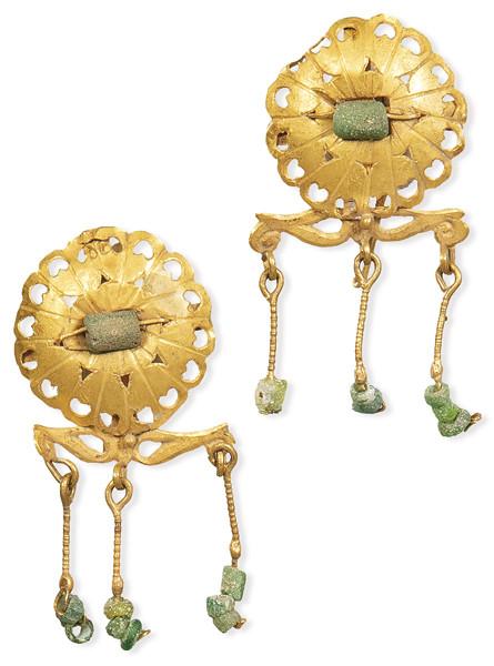 Pareja de pendientes largos romanos de oro y vidrio verde SS I-II d.C.