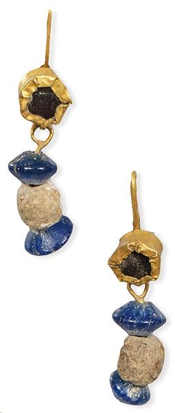  Pareja de pendientes romanos de oro y vidrios SS I-II d.C