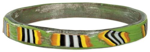  Pulsera romana oriental de vidrio mosaico en verde con franjas verticales en otros colores, SS. II-III.