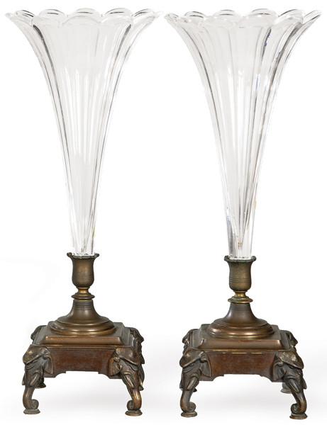  Pareja de violeteros de bronce patinado y cristal, Francia S. XIX.