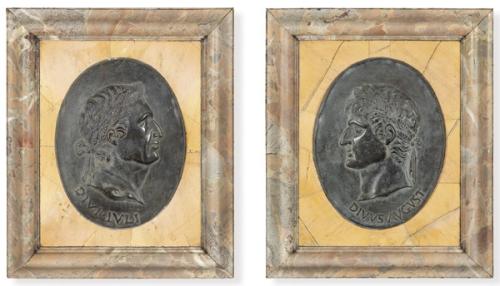 Pareja de paneles con perfiles de emperadores romanos en bronce sobre marco de marmol de Siena con marco de mármol jaspeado.