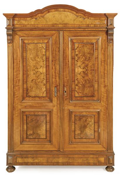Armario estilo barroco con dos puertas abatibles con remate superior curvo en frontón en madera de nogal y raíz de nogal; herrajes de hierro forjado.