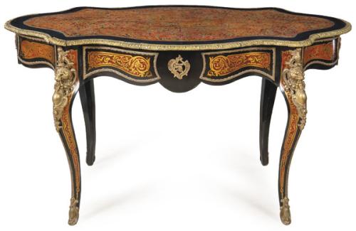  Mesa de centro Napoleón III, estilo Luis XV en madera ebonizada, con marquetería tipo Boulle en carey y latón, con monturas de bronce dorado.