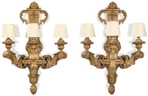  Pareja de apliques de madera tallada y dorada estilo Luís XVI con tres brazos de luz mediados S. XX.