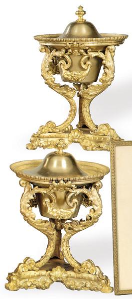  Pareja de urnas con tapa en bronce dorado, Napoleon III, Francia h. 1860.