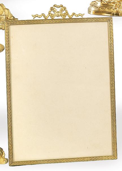  Porta retratos de mesa de bronce dorado, estilo Luís XVI, Francia ff. S. XIX.