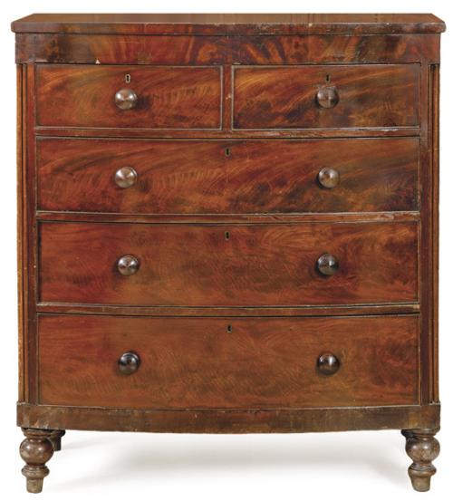  Cómoda Victoriana, con el frente ligeramente curvo en madera de caoba y palma de caoba, con tiradores y patas torneadas.
