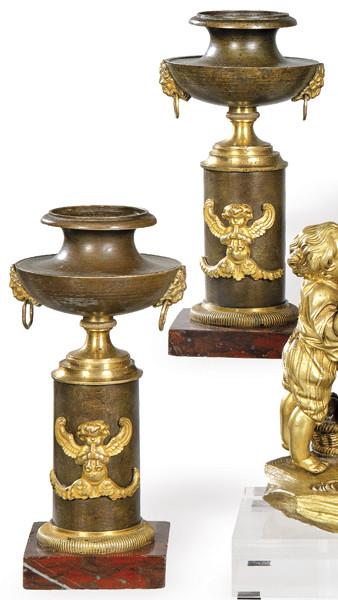  Pareja de candeleros Directorio de bronce patinado, dorado y pórfido rojo, Francia h. 1795-99.