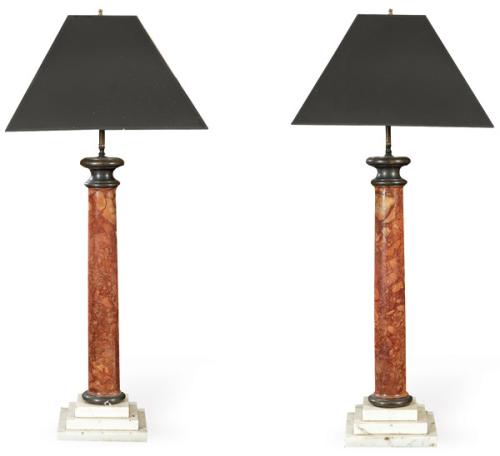  Pareja de lámparas de mesa con vástago de columnas de mármol rojo y base de mármol blanco con montura de bronce patinado.