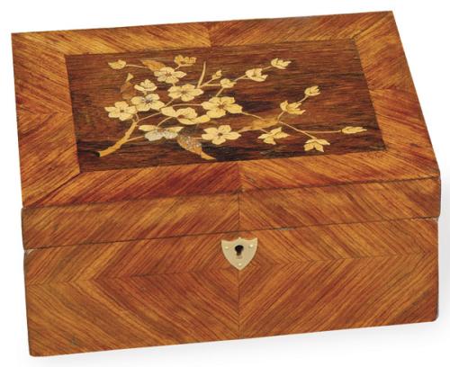  Caja en palo de rosa con dibujo plumeado y marquetería de flores en la tapa,  Francia c. 1880.