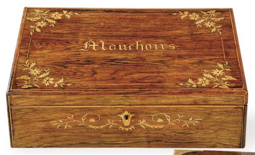  Caja para pañuelos Carlos X  en palosanto y limoncillo, con marquetería floral y la palabra “ Mouchoirs “en la tapa, Francia c. 1830