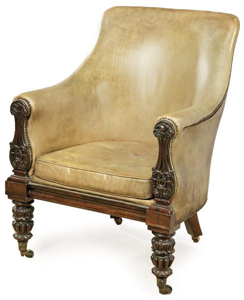 Butaca William IV en madera de palosanto tallada, con respaldo y asiento tapizados en piel.