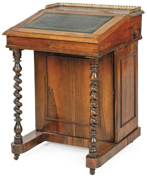 Davenport victoriano en madera de palosanto con tapa abatible con piel verde gofrada y dorada, sobre montantes de torneado salomónico.