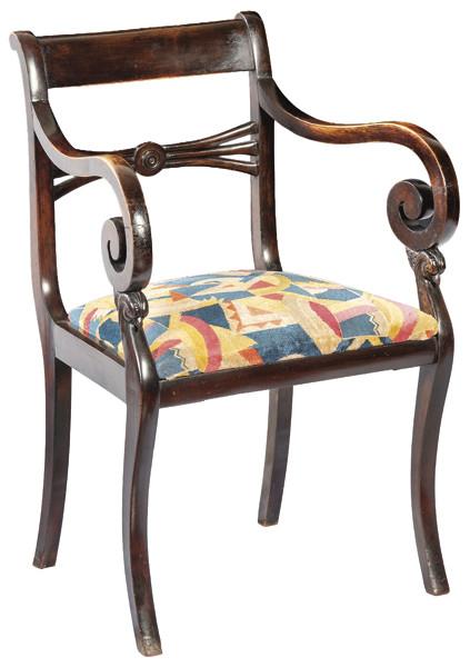  Butaca estilo Regencia en madera de caoba, con respaldo calado, reposabrazos terminados en volutas y asiento tapizado.