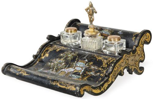 Escribanía victoriana de papier maché con decoración de chinerías en dorado e incrustación de nácar,  Inglaterra S. XIX