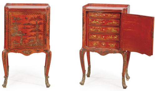  Pareja de mesillas de noche con acabado lacado en rojo y decoración pintada siguiendo modelo ingleses del S. XVIII. Con cuerpo prismático, tapa lisa y puerta frontal abatible que da acceso a cajones interiores. 