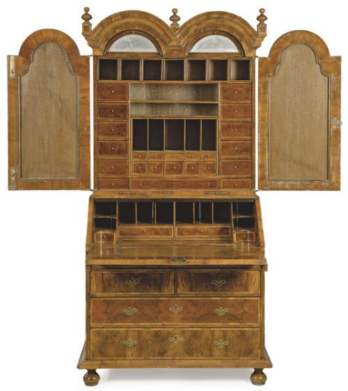  Bureau cabinet Reina Ana con doble cúpula en madera de nogal, con tiradores y escudos de cerradura en bronce calado.