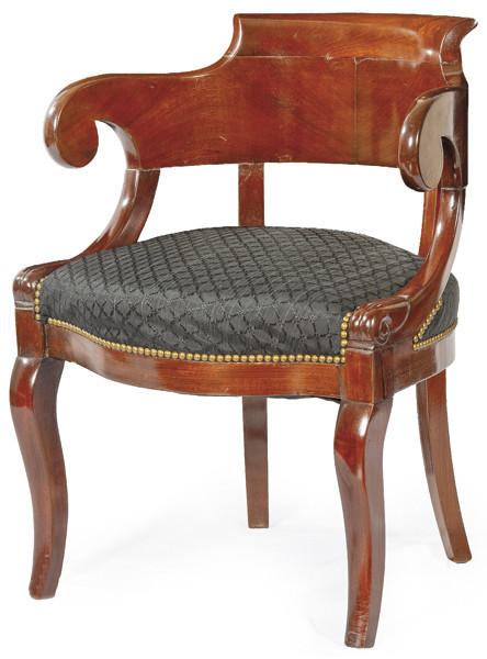 Butaca Imperio, en madera de caoba, con respaldo envolvente, brazos de traza continua y patas delanteras curvas. Asiento tapizado posterior en tono azul. 