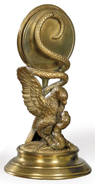 Portacartas de bronce dorado representando un águila luchando con una serpiente, Francia S. XIX
