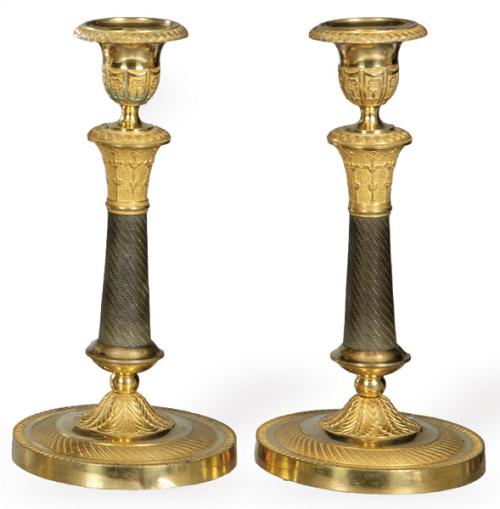 Pareja de candeleros Imperio de bronce dorado y patinado, Francia h. 1800.