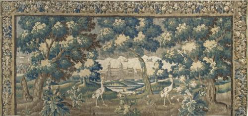  Tapiz Verdure de la manufactura de Aubusson, época Luis XV, en lana y seda representando dos aves en primer plano, con un castillo al fondo y vegetación alrededor. Enmarcado por una cenefa de flores y frutas. Falta el borde inferior.