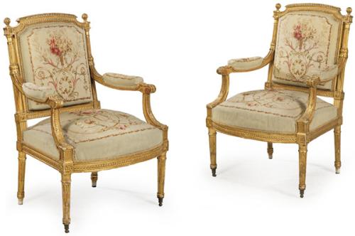 Pareja de butacas Napoleón III, estilo Luis XVI en madera tallada y dorada, con tapicería de Aubusson de motivos vegetales.