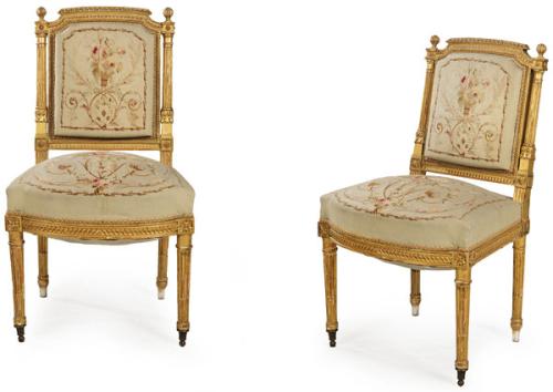 Pareja de sillas Napoleón III, estilo Luis XVI en madera tallada y dorada, con tapicería de Aubusson de motivos vegetales.
