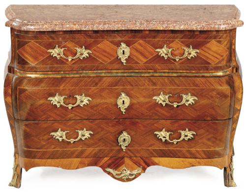  Cómoda rococó de líneas ligeramente curvas en madera de palorrosa palo de violeta y palo santo. Tapa de mármol con borde biselado, tiradores y escudos de cerradura en bronce dorado. 