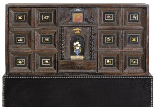 Papelera o cabinet en madera de ébano y nogal, con tres cajones a cada lado de una portada central de diseño arquietectónico