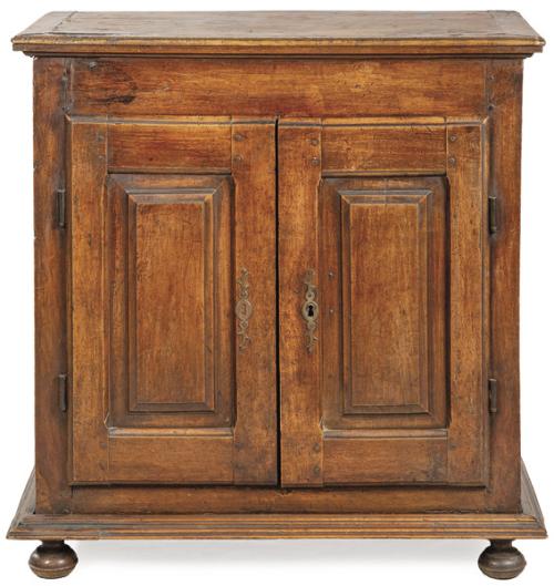 Aparador bajo en madera de nogal, con dos puertas abatibles con decoración moldurada.