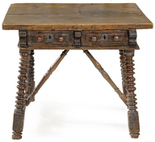 Bufete en madera de nogal. De cubierta rectangular, al frente, en la cintura, dos cajones moldurados. Sobre montantes de torneado lenticular unidas por chambranas rectas y torneadas.