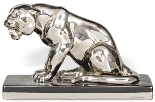 Figura de pantera Art Déco, en cerámica esmaltada simulando metal cromado sobre peana rectangular. Colmillo inferior roto.